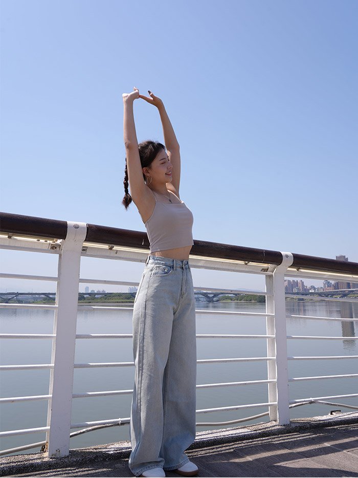 淺藍刷色顯瘦牛仔褲 淺藍刷色顯瘦牛仔褲