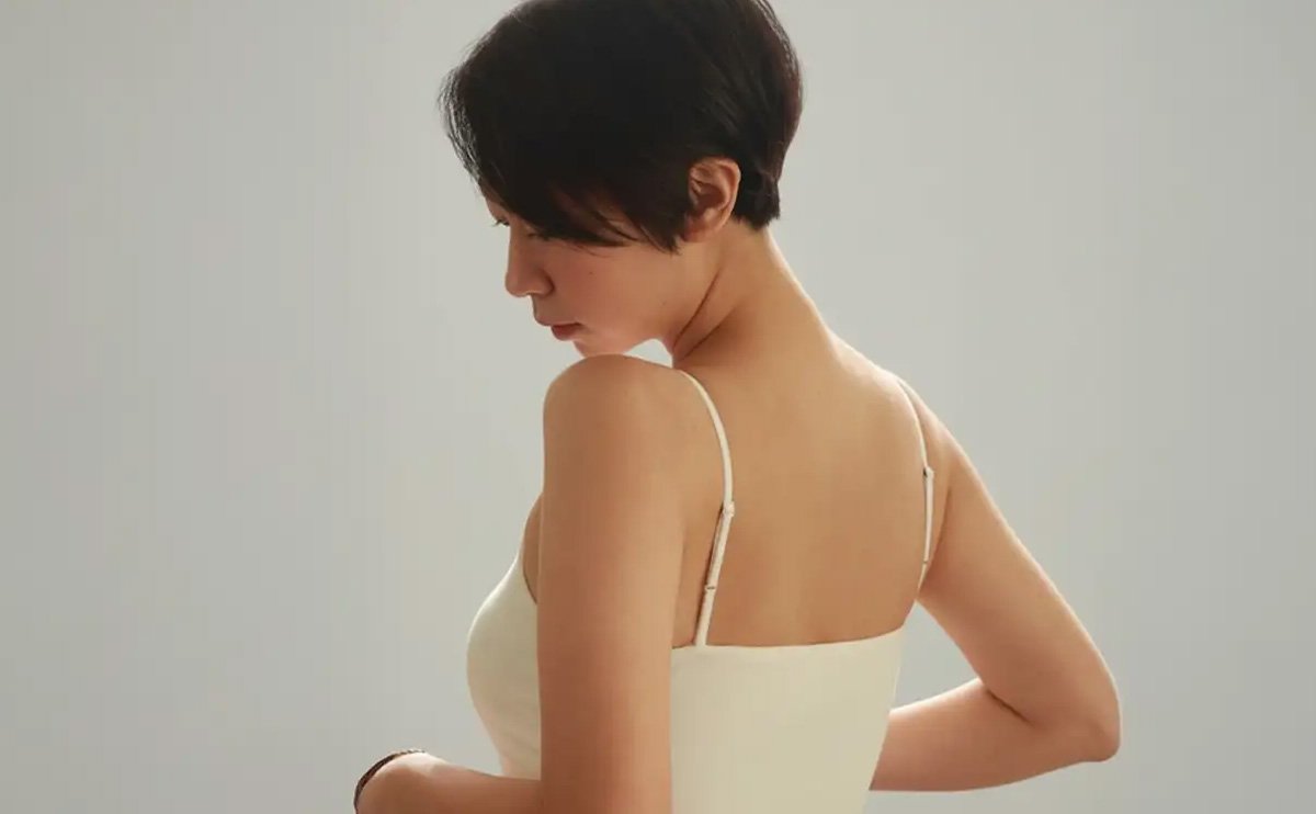 Urban Space 雲感順熱保暖 Bra Top 實穿展示，一件抵兩件的無鋼圈舒適設計。